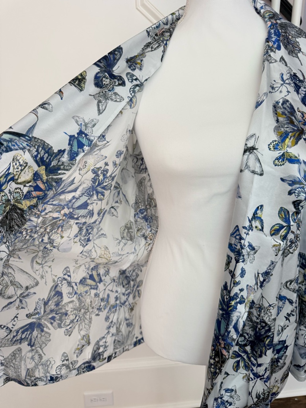 L'AGENCE Ciara Silk Butterfly Robe Jacket Top -size small - Picture 9 of 13